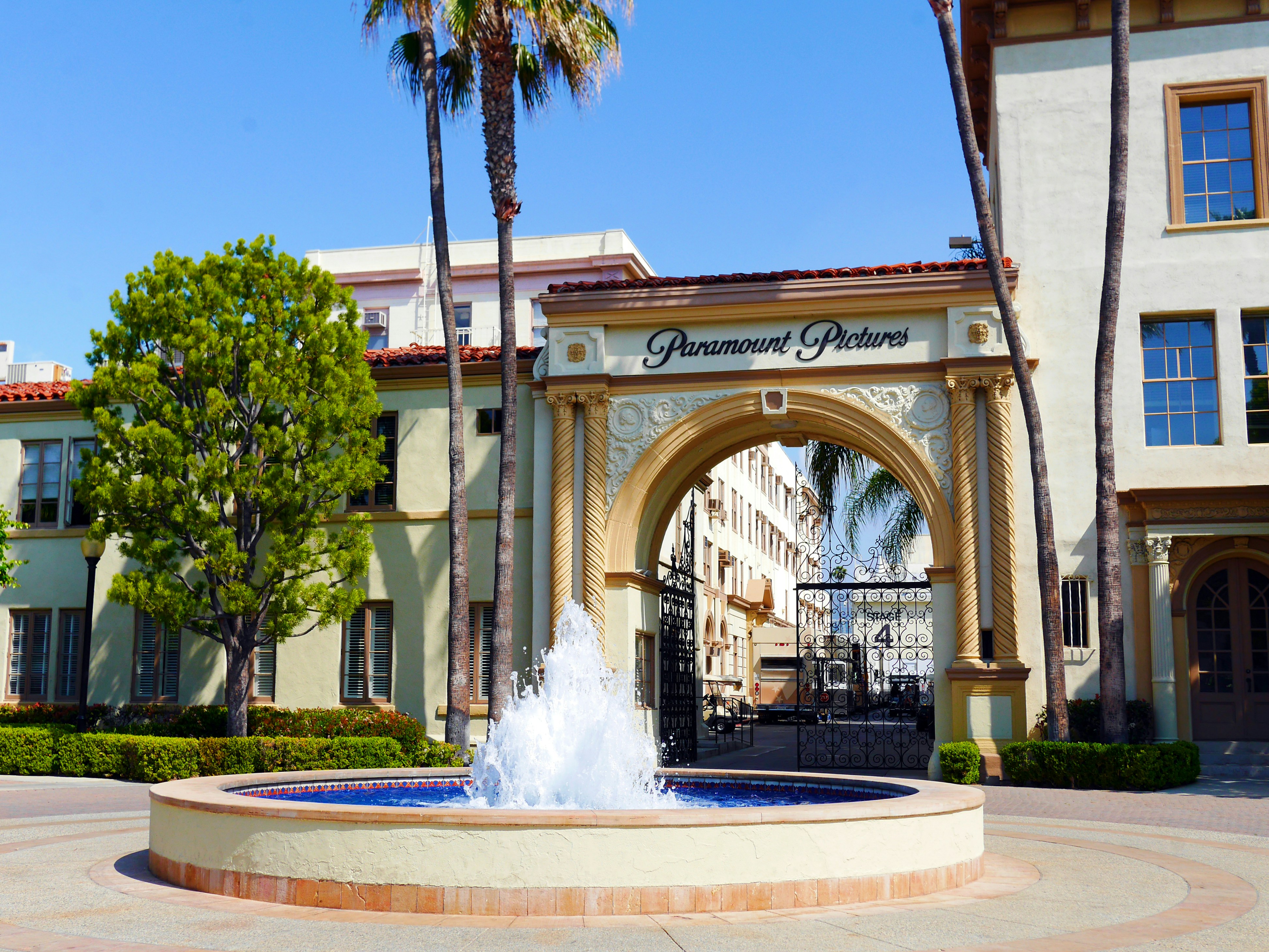 Das Bronson-Tor und der Brunnen davor zu Paramount Studios in Los Angeles.