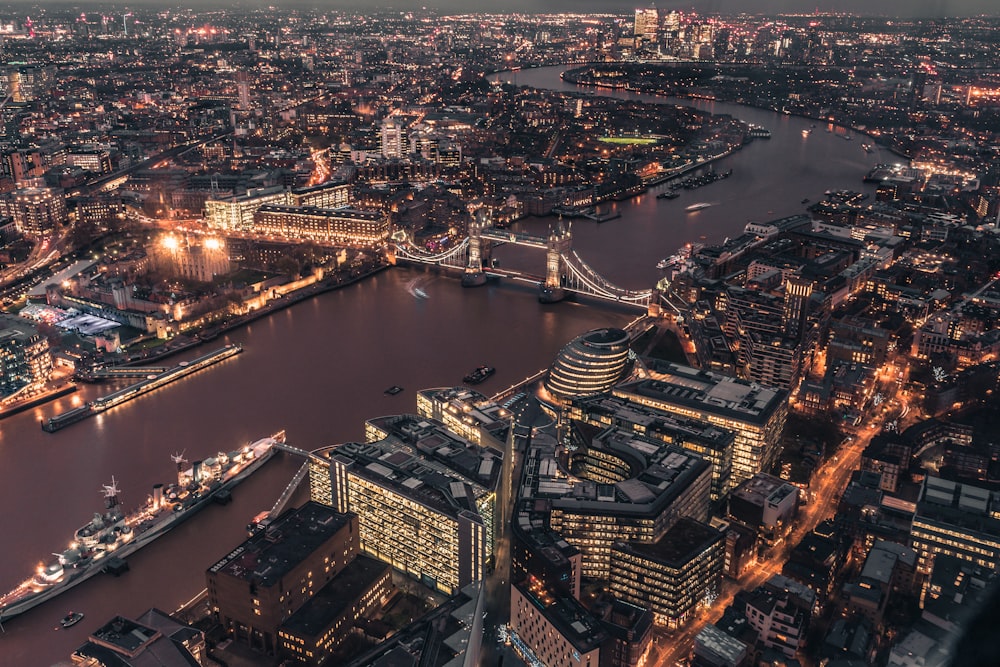 Der Fluss Thames und London bei Nacht aus der Luft fotografiert.