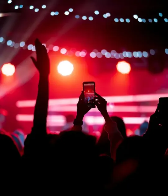 Nachtleben in einer Eventhalle mit roter Beleuchtung
